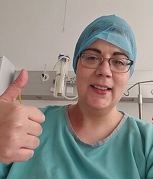 [Sysmex MEA (english)] Breast cancer fighter Anita gives a thumbs up from one of her treatment appointments.